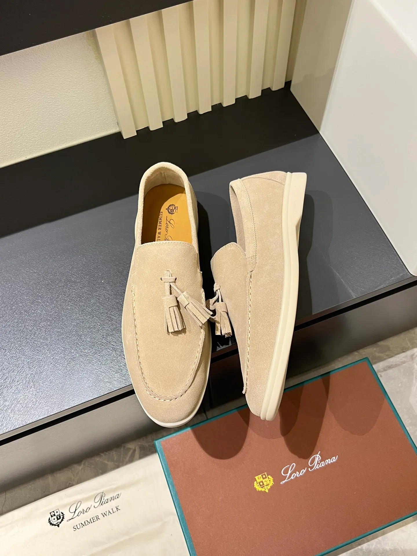 Men's shoes 💰p360 "Loro men's shoes 💰pian'*" Classic L men's shoes for couples 💰p Top version British flat loafers, a must-have item in old money style, the minimalist design is eye-catching and durable, a plus point for dressing The soft foot feel and texture are outstanding. They don’t scratch your feet and are very nice. They are matched with soft and waxy soles. They can be worn daily for a long time without getting tired. They are easy to wear, versatile and classic items, with perfect foot feel and texture! Imported cashmere fabric, the lining is made of imported A-grade water-dyed cow lining, the top version of the genuine leather midsole is sewn with pure handmade mark thread! Size: Female 35-40 (34. Customized) Male 38-44 (45.46. Customized)